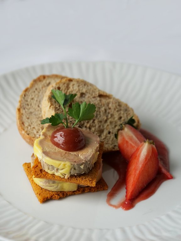 25T2 - Mille-feuille de foie gras de canard & tuile de pain d'épice, gelée de fraise & baie de séchuan rouge, chutney rhubarbe-SV