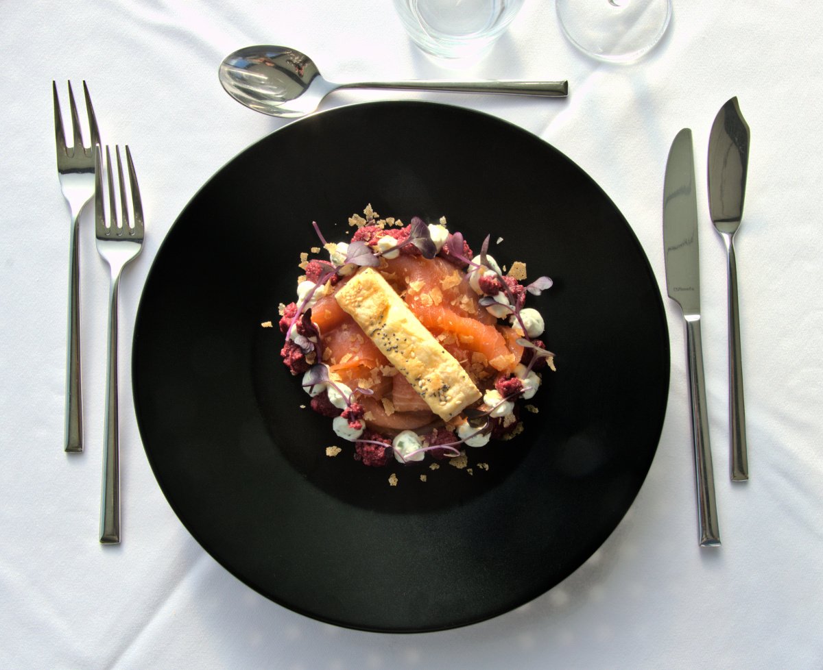 26T3 - Saumon mariné au sel de fumé, fromage citronné et œufs de hareng, houmous de betterave rouge acidulée, jeunes pousses-SV
